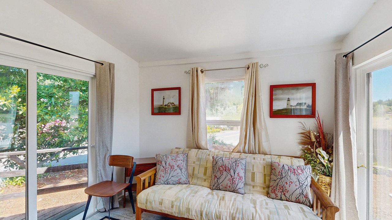 Photo of Livingroom in Coos Bay