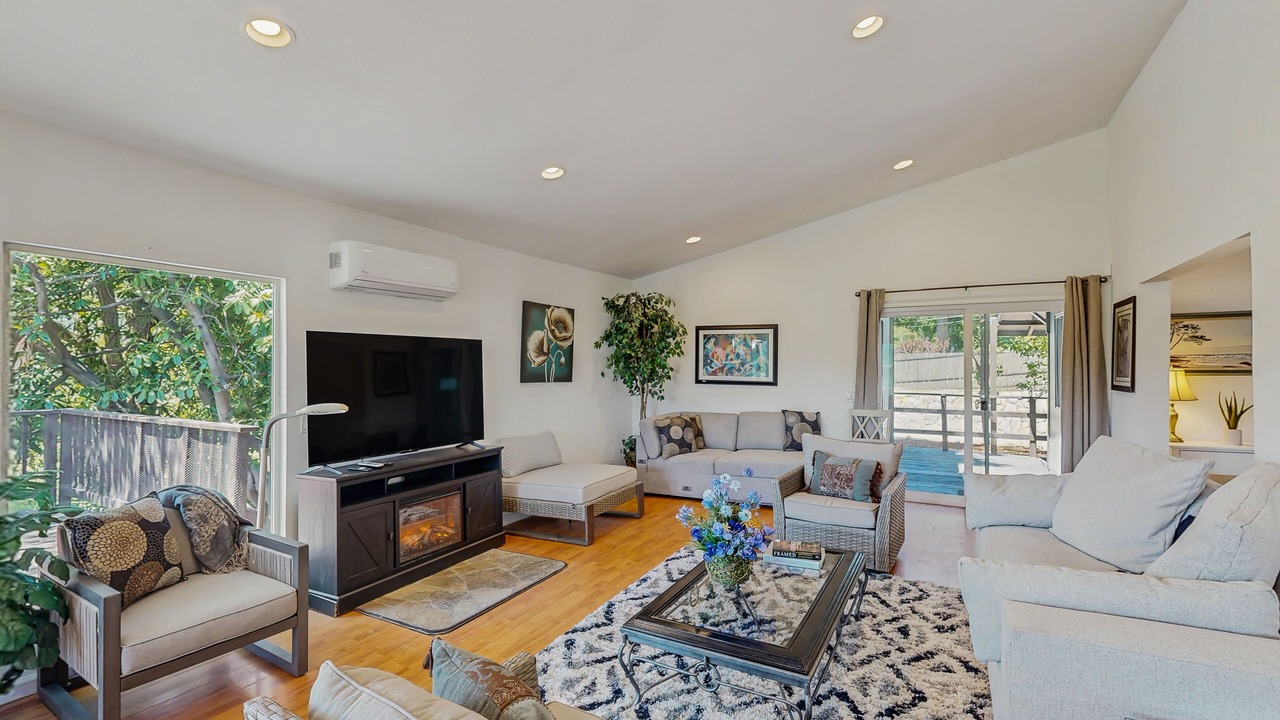 Photo of Livingroom in Coos Bay