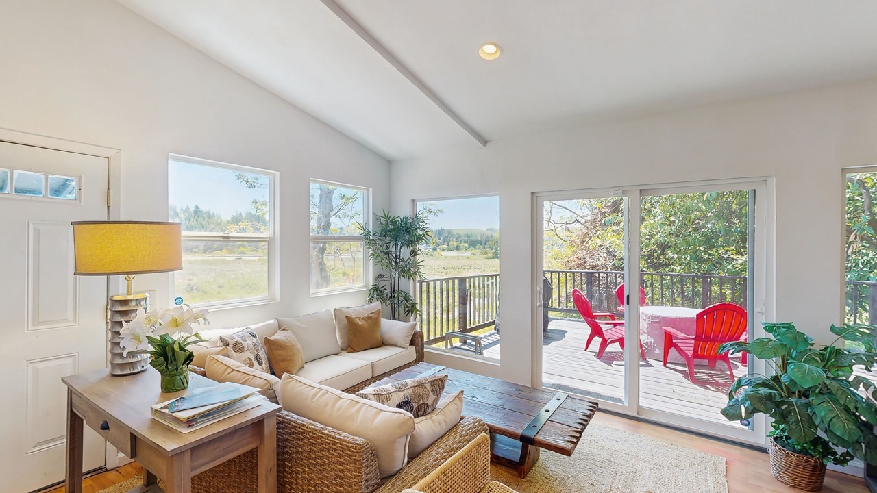 Photo of Livingroom in Coos Bay