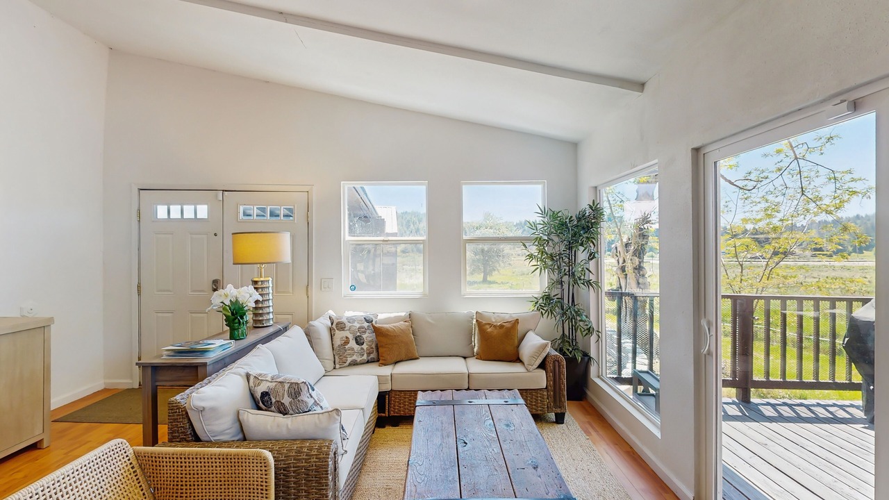 Photo of Livingroom in Coos Bay