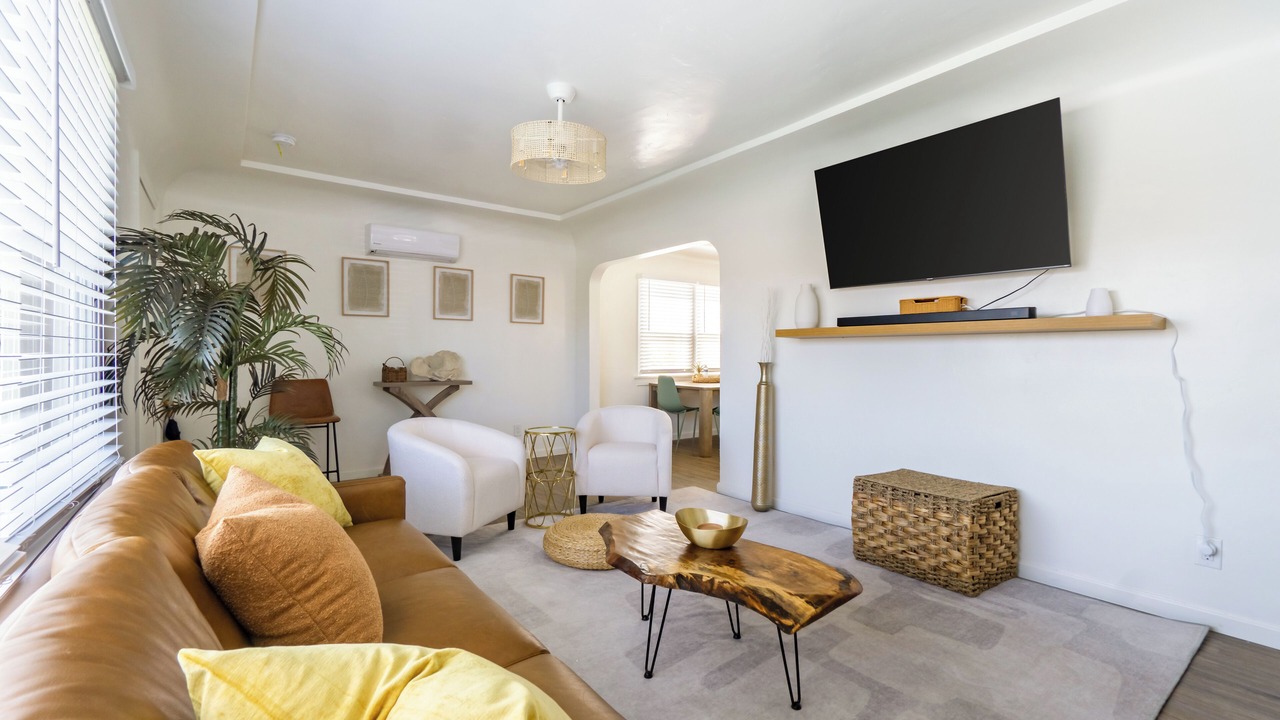 Photo of Livingroom in Mid-City