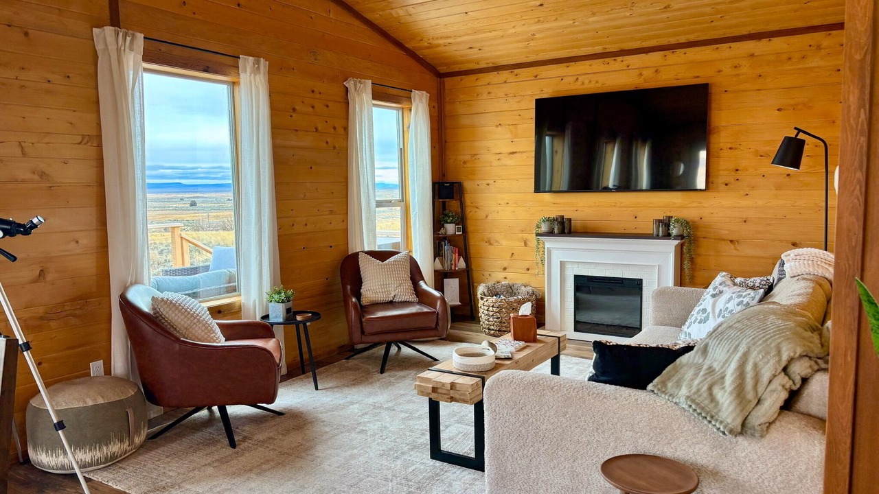 Photo of Livingroom in Summer Lake