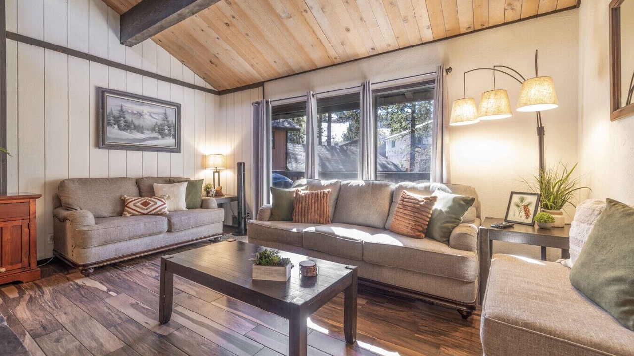 Photo of Livingroom in Summit Estates