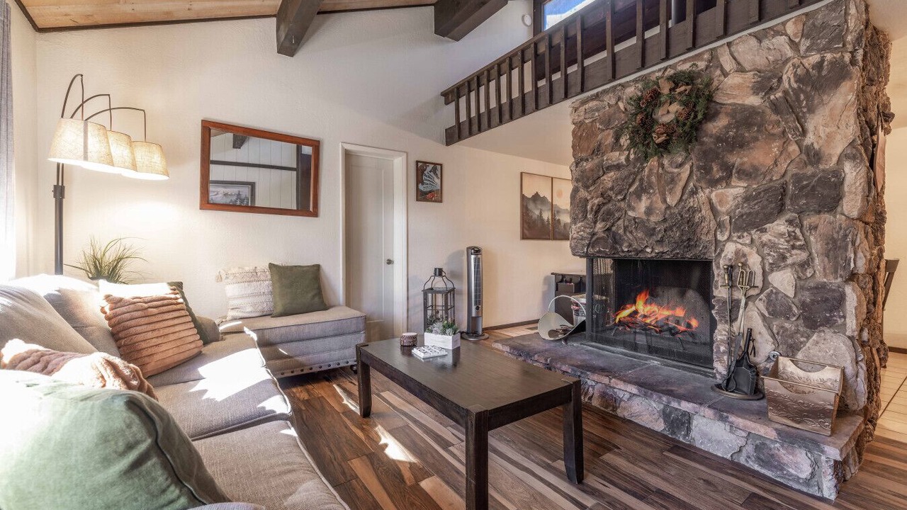 Photo of Livingroom in Summit Estates