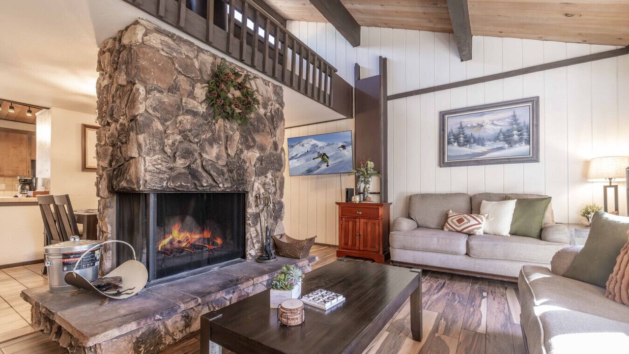 Photo of Livingroom in Summit Estates