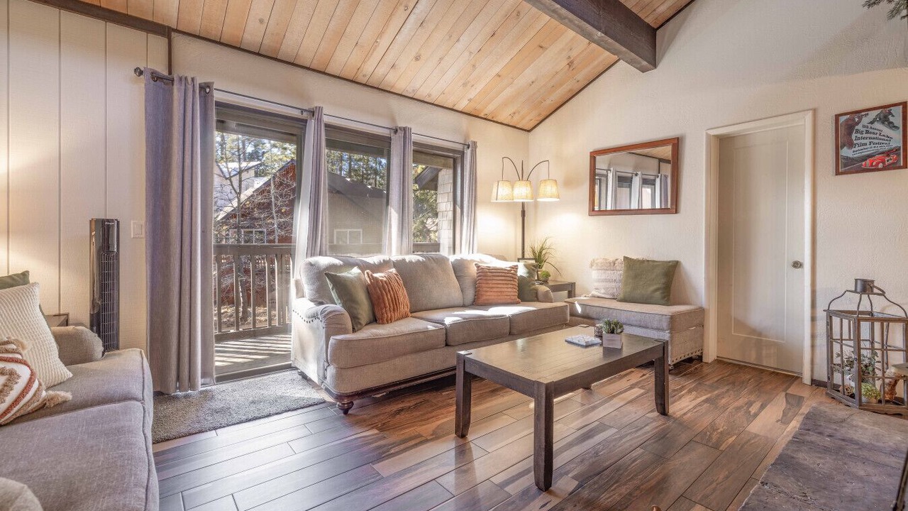 Photo of Livingroom in Summit Estates