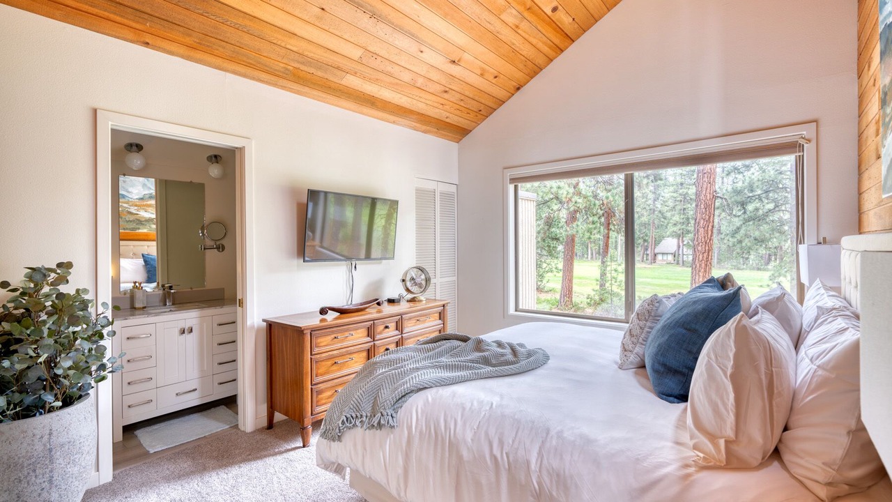 Photo of Bedroom in Black Butte Ranch