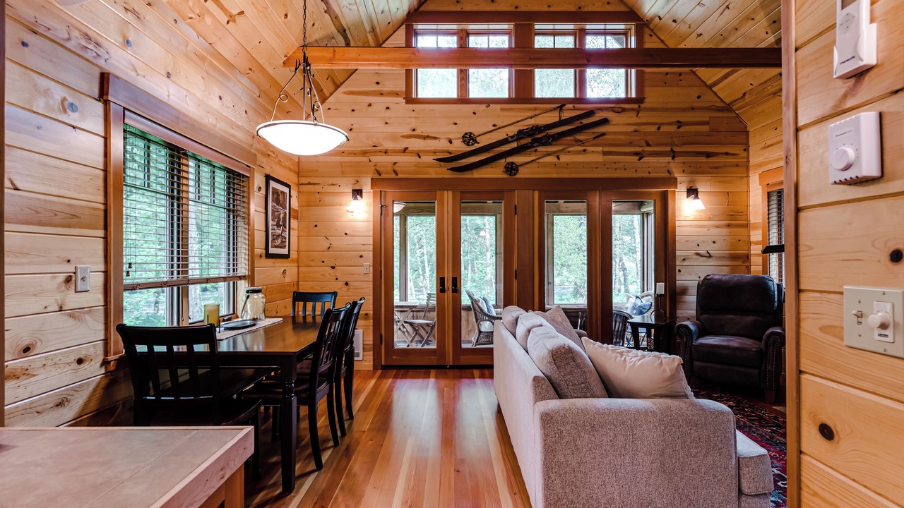 Photo of Livingroom in McKenzie Bridge