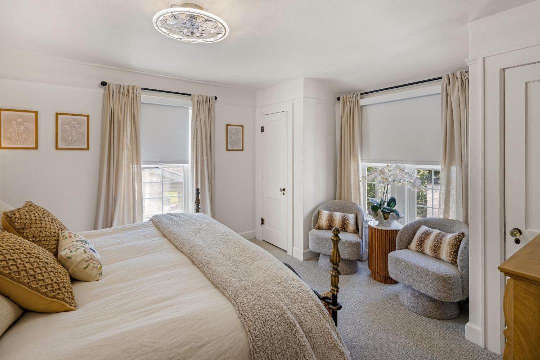 Photo of Bedroom in Amazon