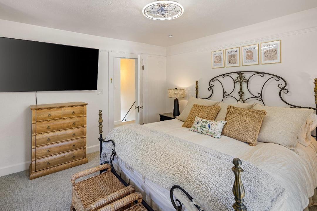 Photo of Bedroom in Amazon