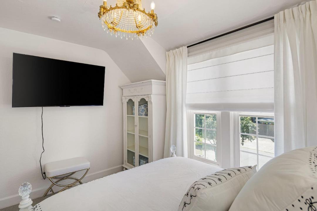 Photo of Bedroom in Amazon
