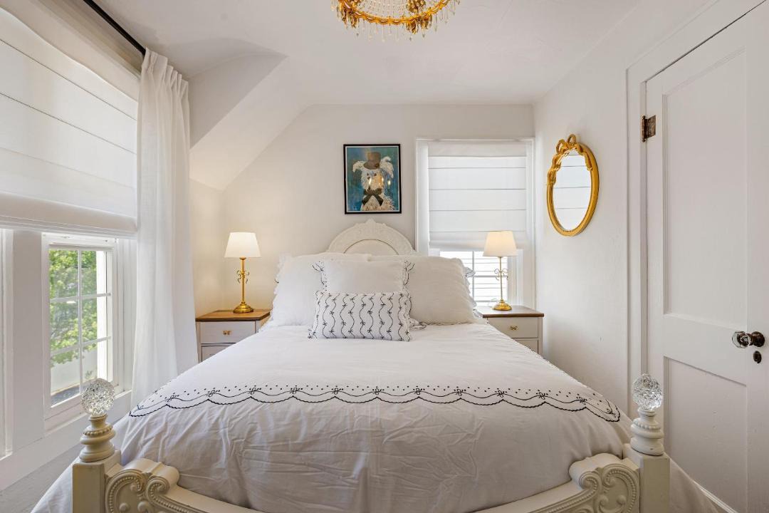 Photo of Bedroom in Amazon