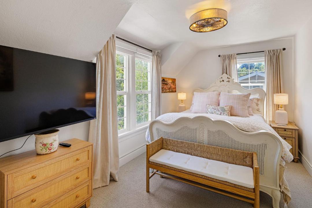 Photo of Bedroom in Amazon