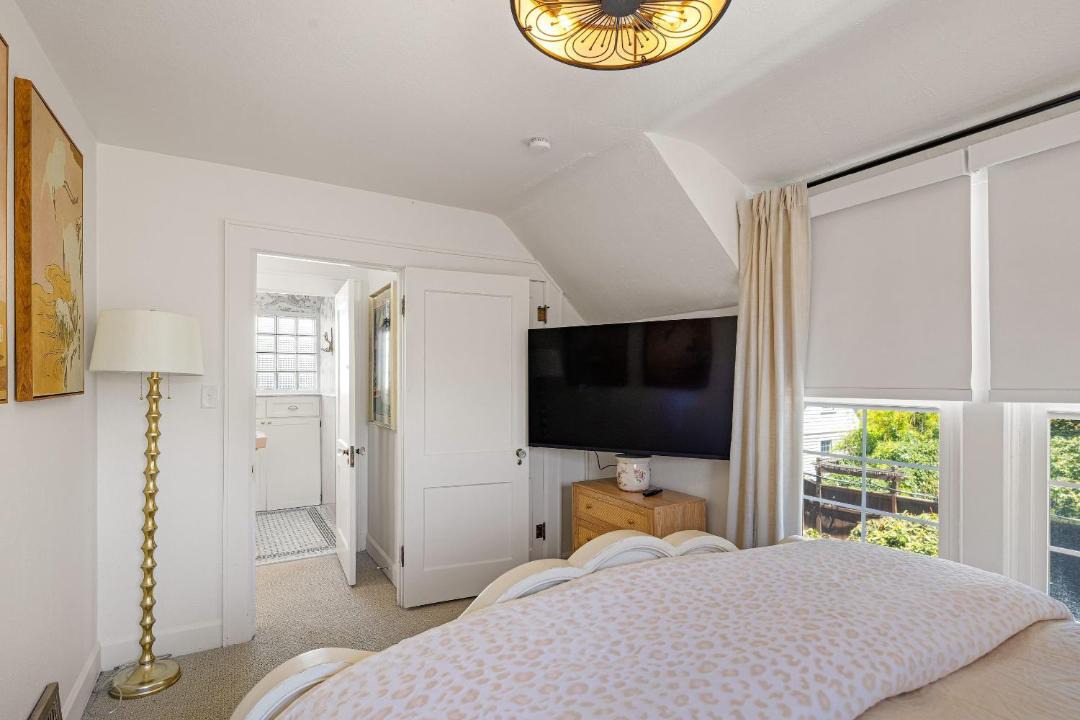 Photo of Bedroom in Amazon