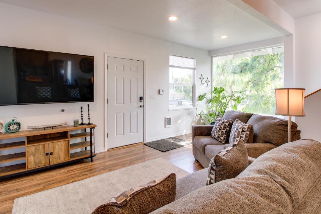 Photo of Livingroom in Coos Bay