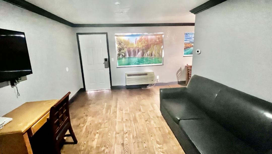 Photo of Livingroom in Lakeport