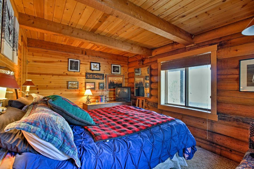 Photo of Bedroom in Oregon Water Wonderland