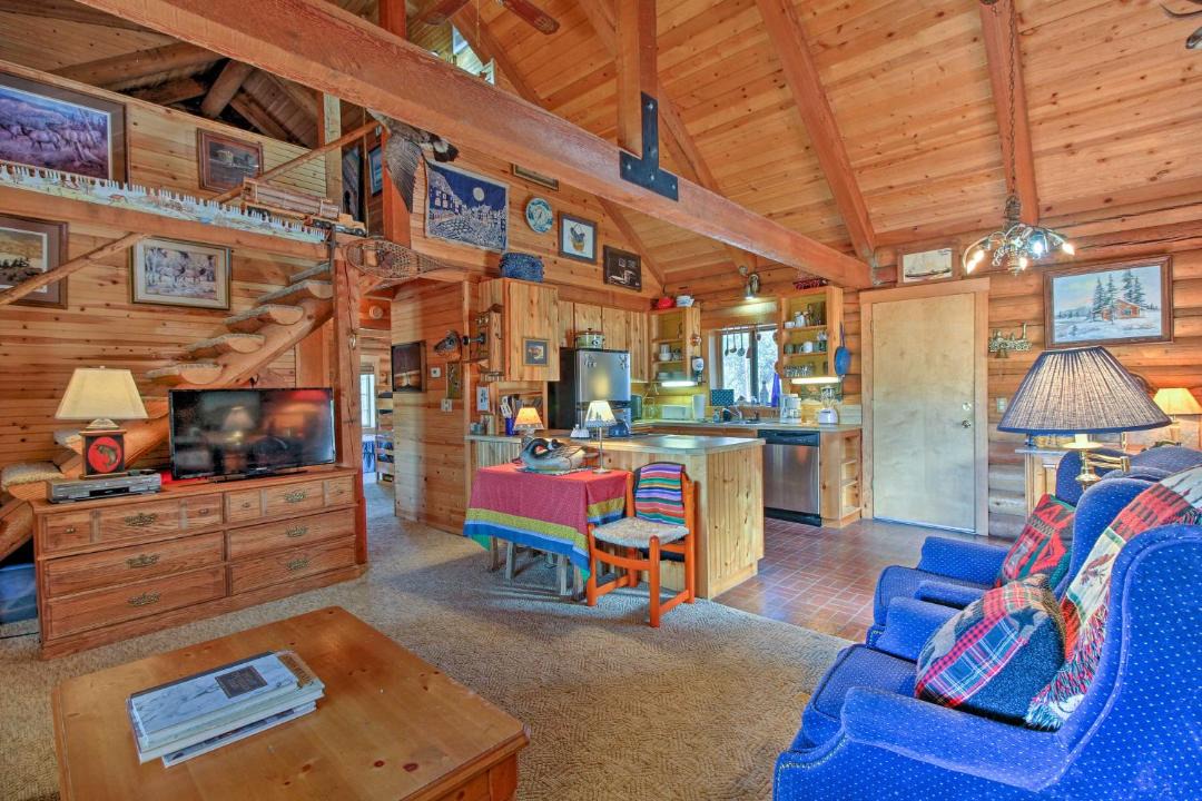 Photo of Livingroom in Oregon Water Wonderland