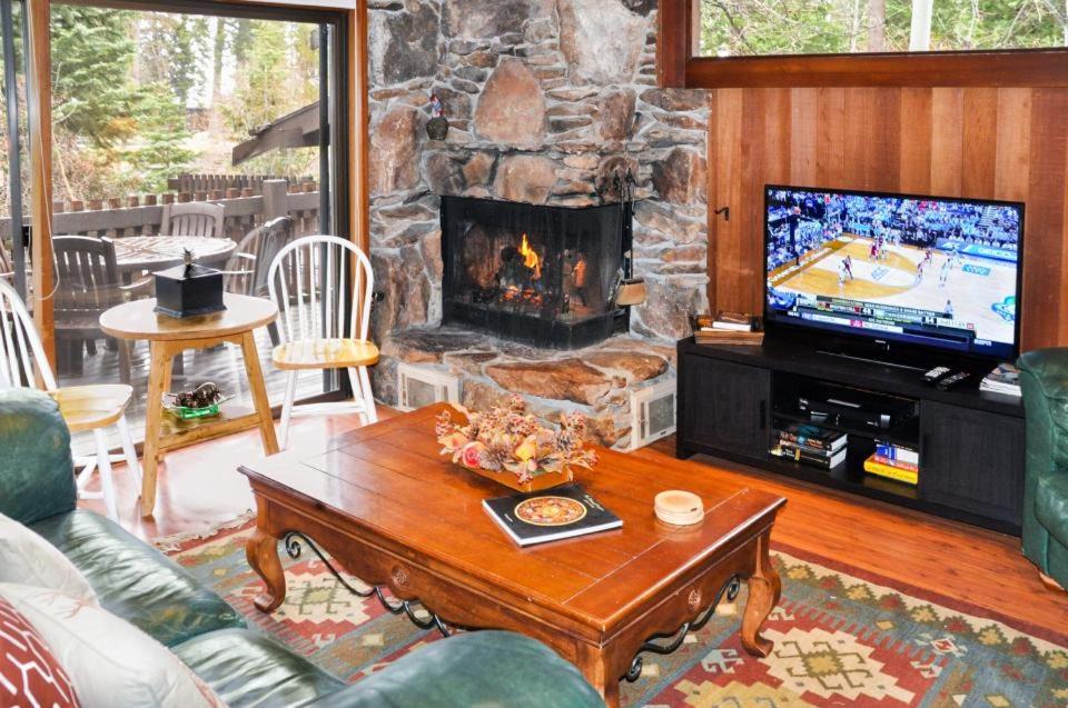 Photo of Livingroom in Tahoe Tavern