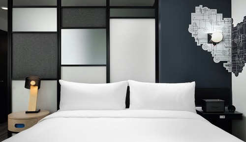 Room, 1 King Bed, Hearing Accessible (Roll-in Shower)