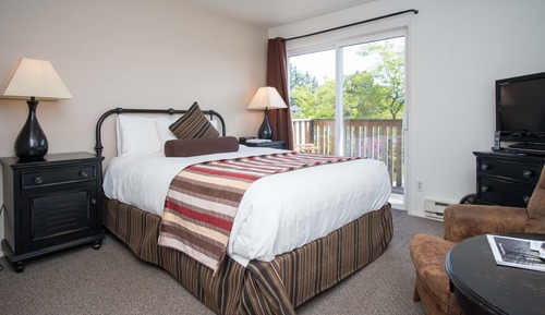 Deluxe Single Room, 1 Queen Bed, Partial Ocean View