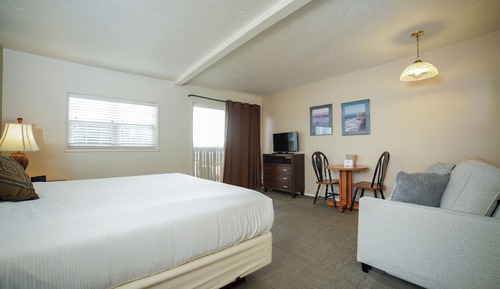 Deluxe Room, 1 King Bed with Sofa bed, Partial Ocean View