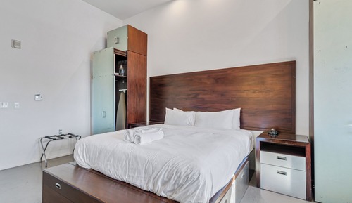 Deluxe Room, 1 King Bed, Private Bathroom, City View (Self check-in)