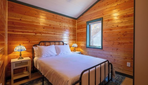 Unit 9-Violet-Green Swallow (The Marilyn Monroe Cabin)