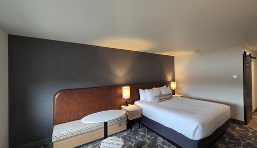 Deluxe Studio, 1 King Bed, City View