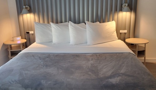 Deluxe Studio Suite, 1 King Bed, Partial Sea View, Sea Facing