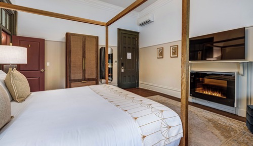 Deluxe Room, 1 King Bed, Pool View