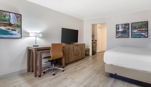 Suite, Multiple Beds, Non Smoking, Jetted Tub (Living Room)