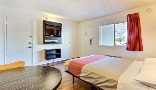Standard Room, 1 Queen Bed, Non Smoking, Refrigerator & Microwave