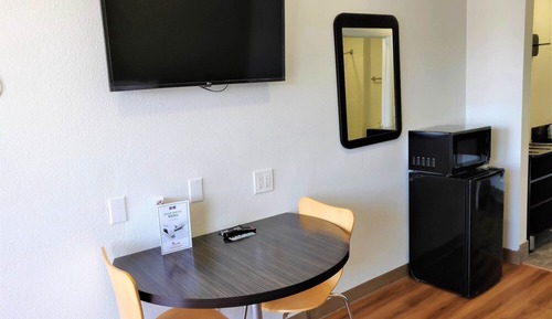 Deluxe Room, 1 King Bed, Non Smoking, Refrigerator & Microwave