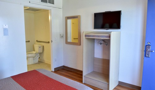 Deluxe Room, 1 Queen Bed, Non Smoking, Refrigerator