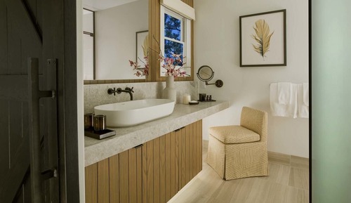 Deluxe Suite (Indoor/Outdoor Shower)