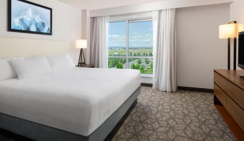 One-Bedroom King Suite with Roll-In Shower - Mobility Access/Non-Smoking