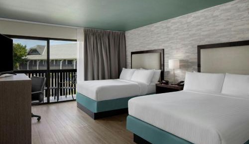 Queen Room with Two Queen Beds and Pool View - Balcony