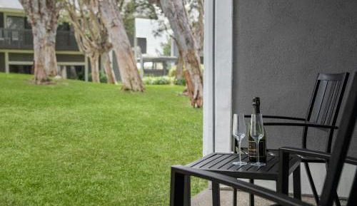 Queen Room with Two Queen Beds and Roll-In Shower - Courtyard View/Mobility Accessible