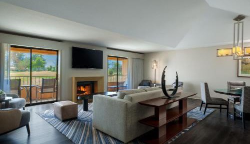 Chairman Suite, 1 Bedroom Suite, 1 King, Golf view, Balcony