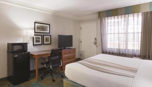 Deluxe King Room with Bathtub with Grab Bars - Mobility Access/Non-Smoking