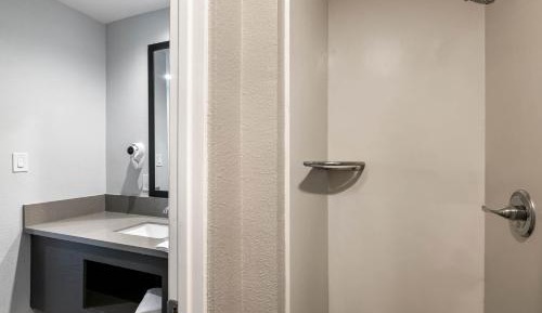 Standard King Room - Non-Smoking 
