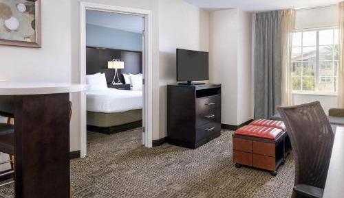 One-Bedroom Queen Suite - Hearing Accessible - Non-Smoking