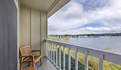 Non-Pet, 2 Queen Beds, Balcony, River View, Oversize Room