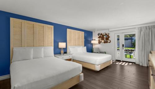 Lanai Garden Premium Two Queens