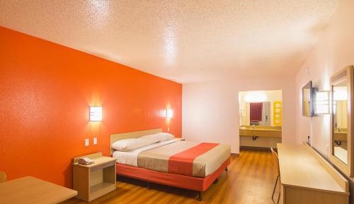 Deluxe Queen Room - Non-Smoking