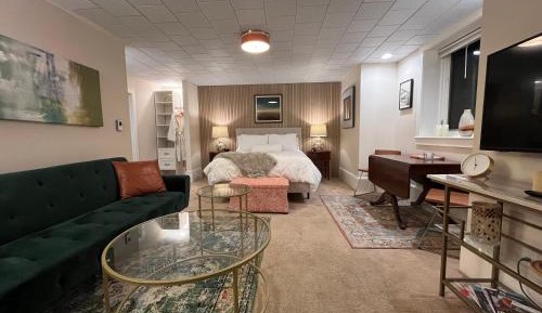 Deluxe Queen Suite