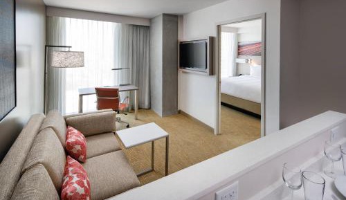 One-Bedroom Suite with Partial Bay View