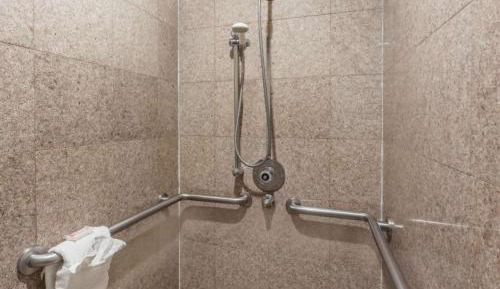 Queen Room with Roll-In Shower - Disability Access/Non-Smoking