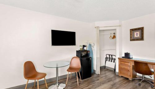 Queen Room with Two Queen Beds and Roll-In Shower - Disability Access/Non-Smoking